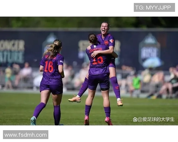 偶遇足球明星的女生意外收获温暖瞬间引发热议视频分享