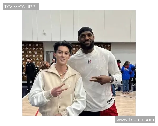 明星与篮球明星亲密互动瞬间揭秘引发粉丝热议与关注